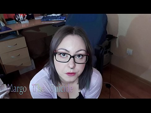 ❤️ Ragazza sexy con gli occhiali succhia il dildo profondamente sulla macchina fotografica ❤ Porno fatto in casa al it.pornjimbo.ru